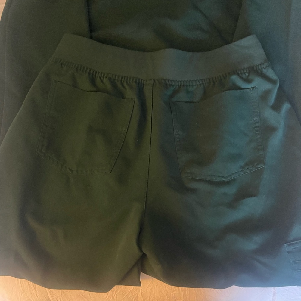 FIGS Women's Dark Green medical scrubs, jogger bottom, Women’s size small - Picture 4 of 8